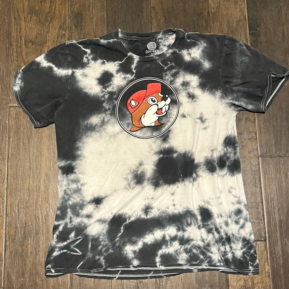 Bucees Black and White Tie-Dye Graphic T-Shirt Beaver Gas Station Texas - Picture 1 of 3